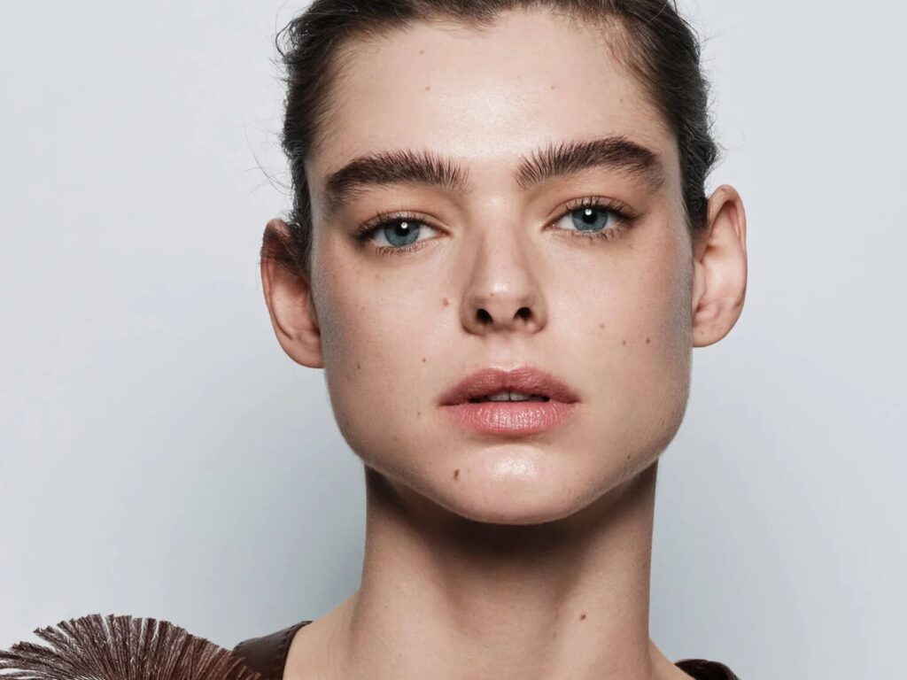 Model with natural makeup and very strong, groomed eybrows